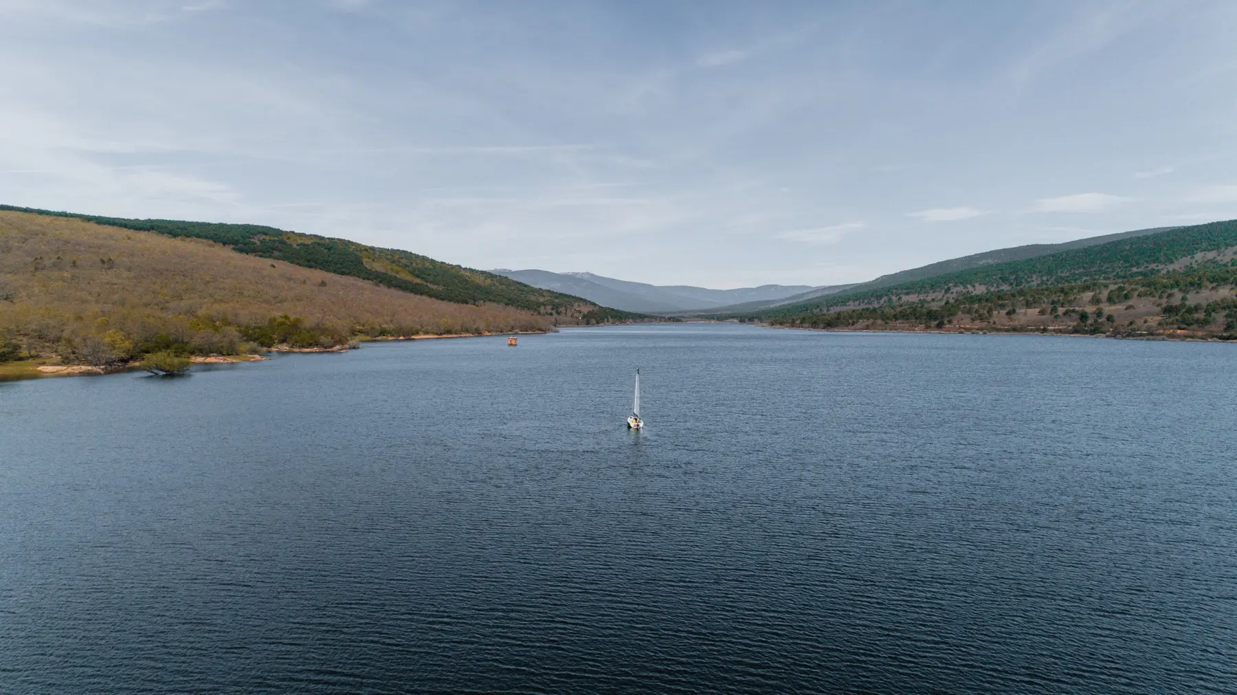 Embalse de la Cuerda del Pozo rodeado de naturaleza en Soria