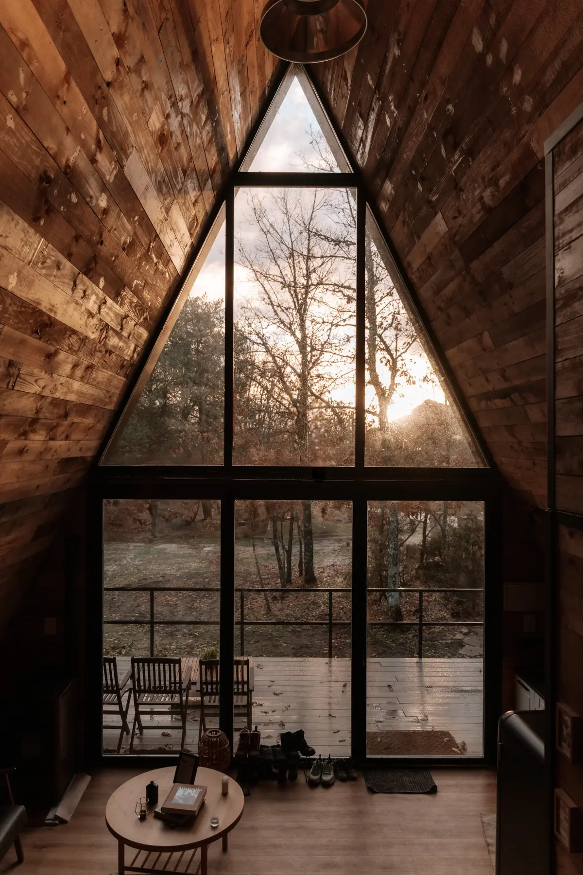 Interior de la Cabaña Nórdica con vistas al bosque