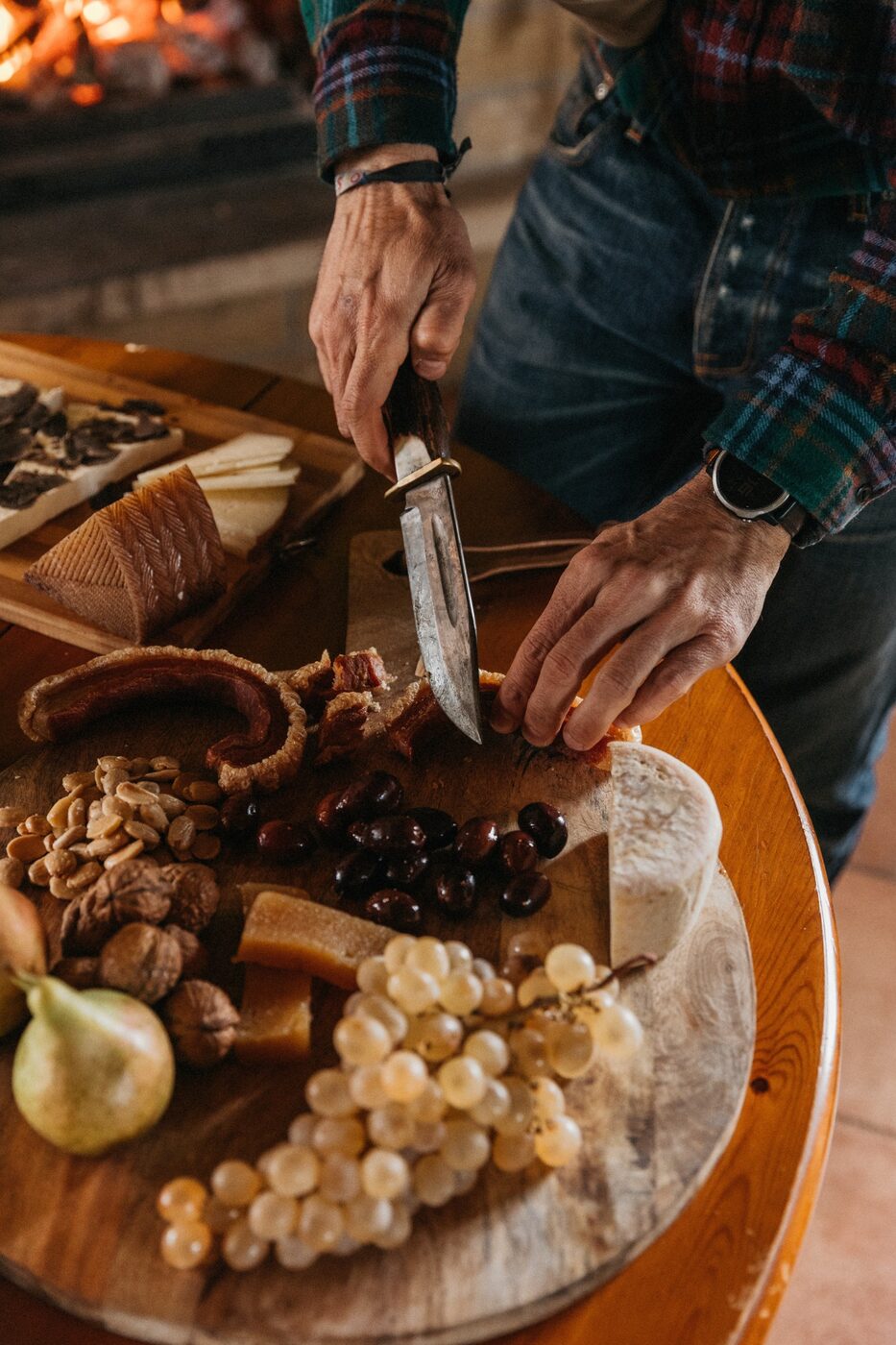 Preparando una tabla de queso, embutido y fruta durante una experiencia en Soria
