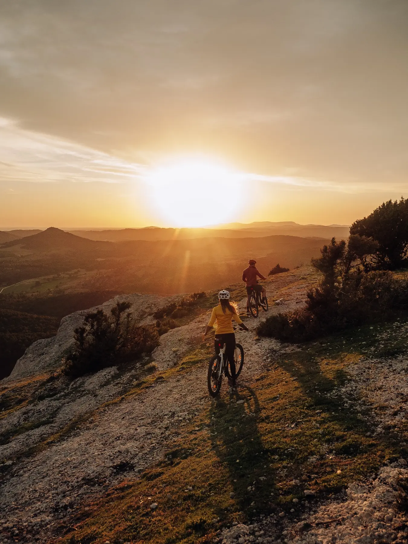 Ruta en bicicleta al atardecer por los paisajes de Soria