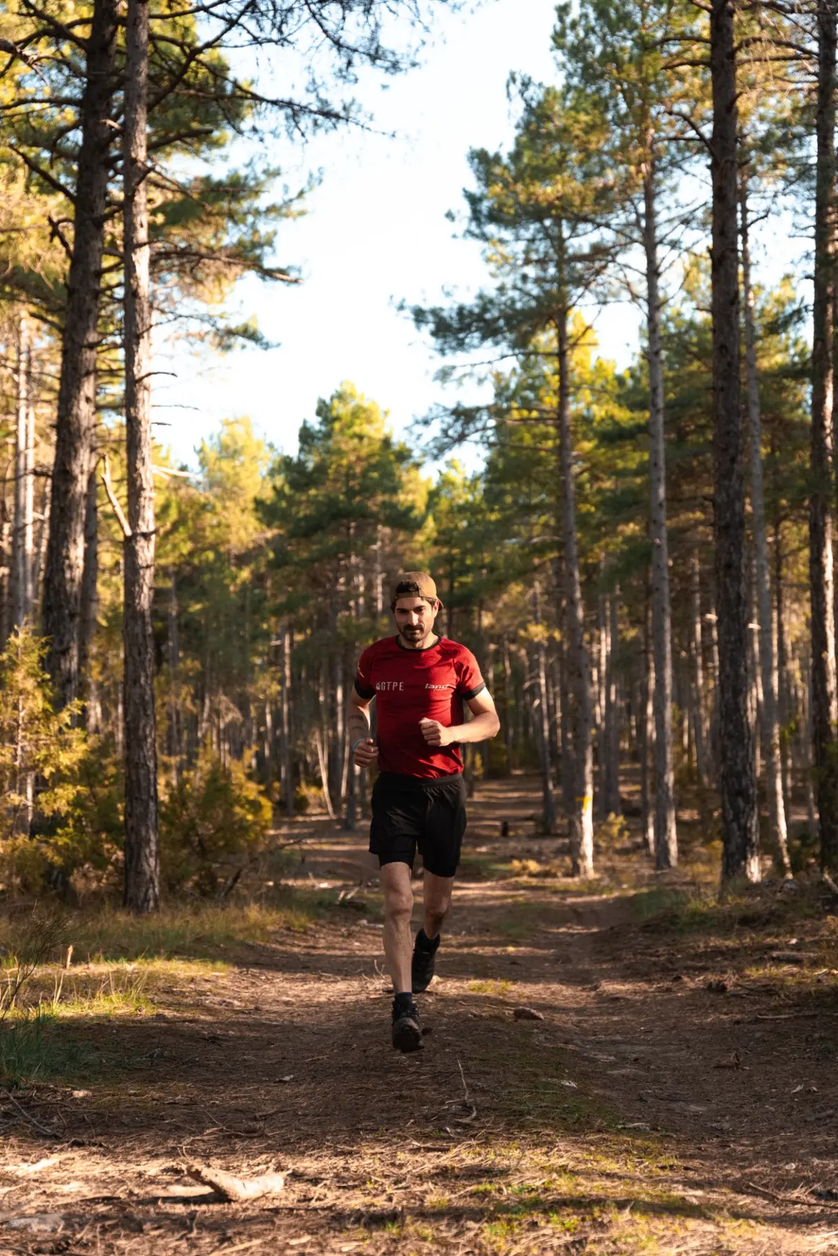 Víctor corriendo por un sendero entre pinares de Soria