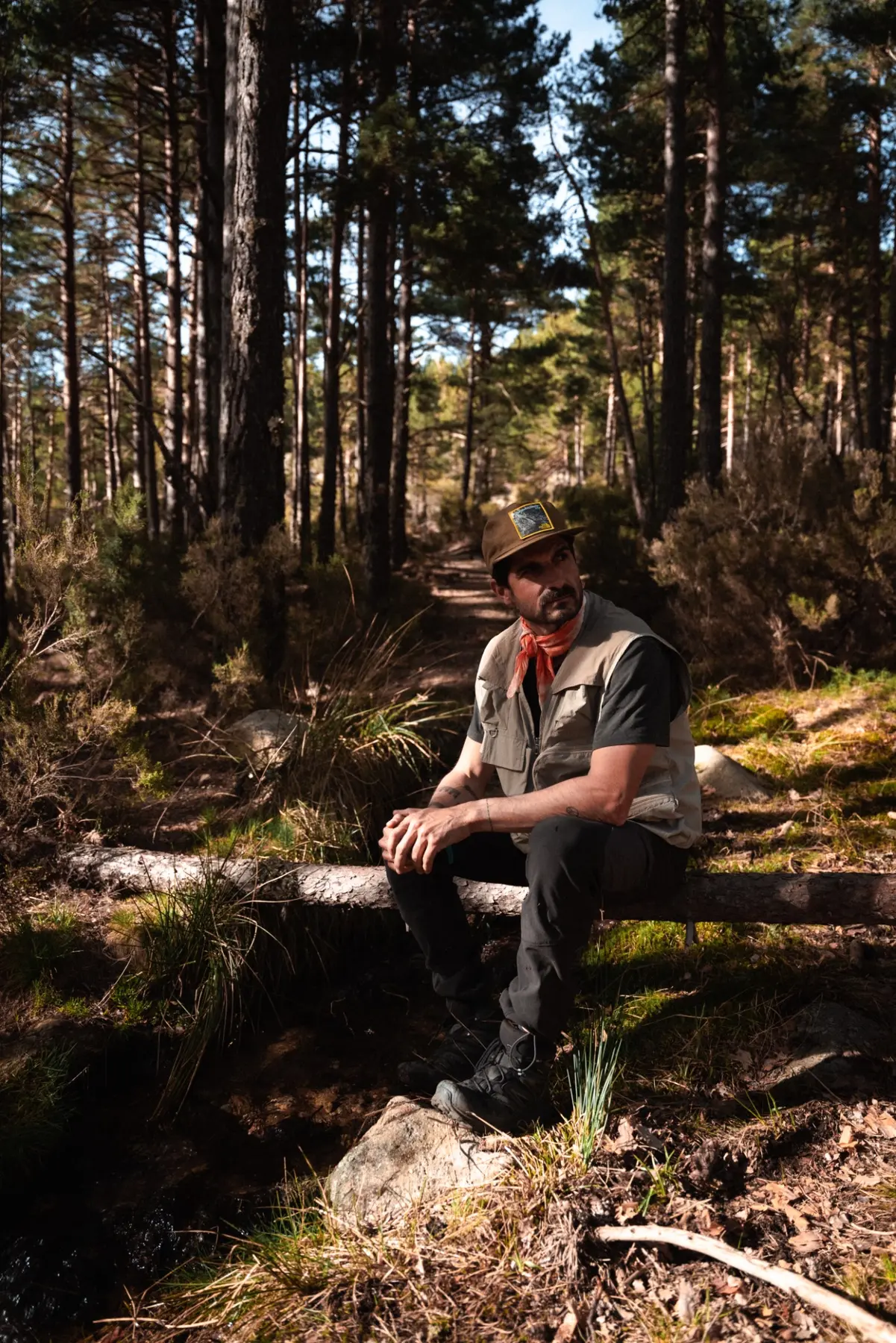 Víctor descansando en el bosque de Pinares en Soria