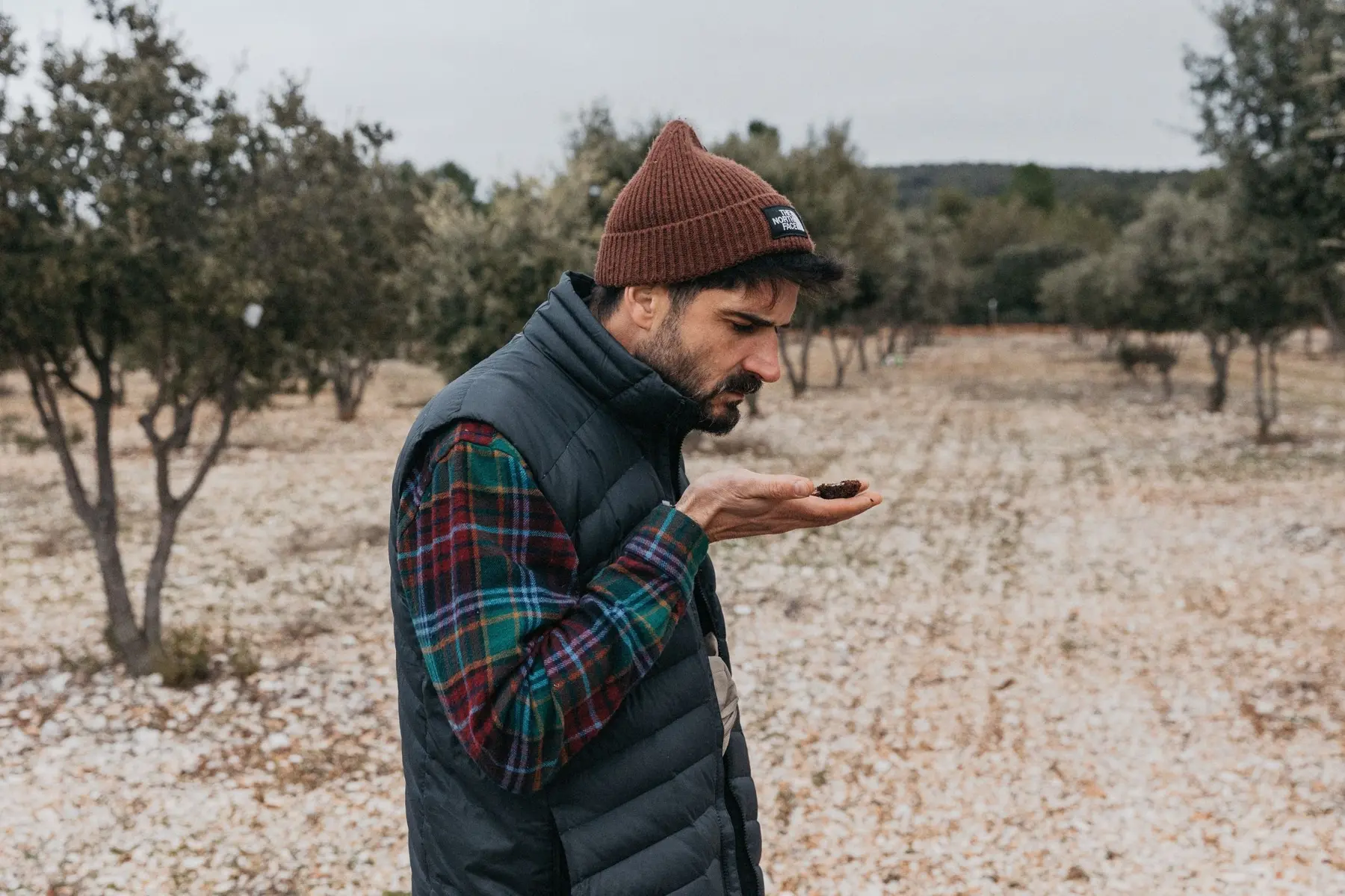 Víctor descubriendo el aroma de una trufa negra de Soria